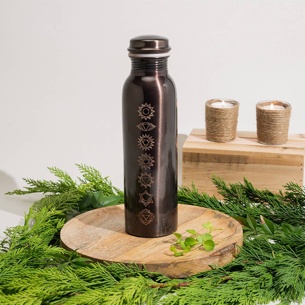 Vattenflaska i rent koppar med 7 chakran, antik finish, ± 950 ml