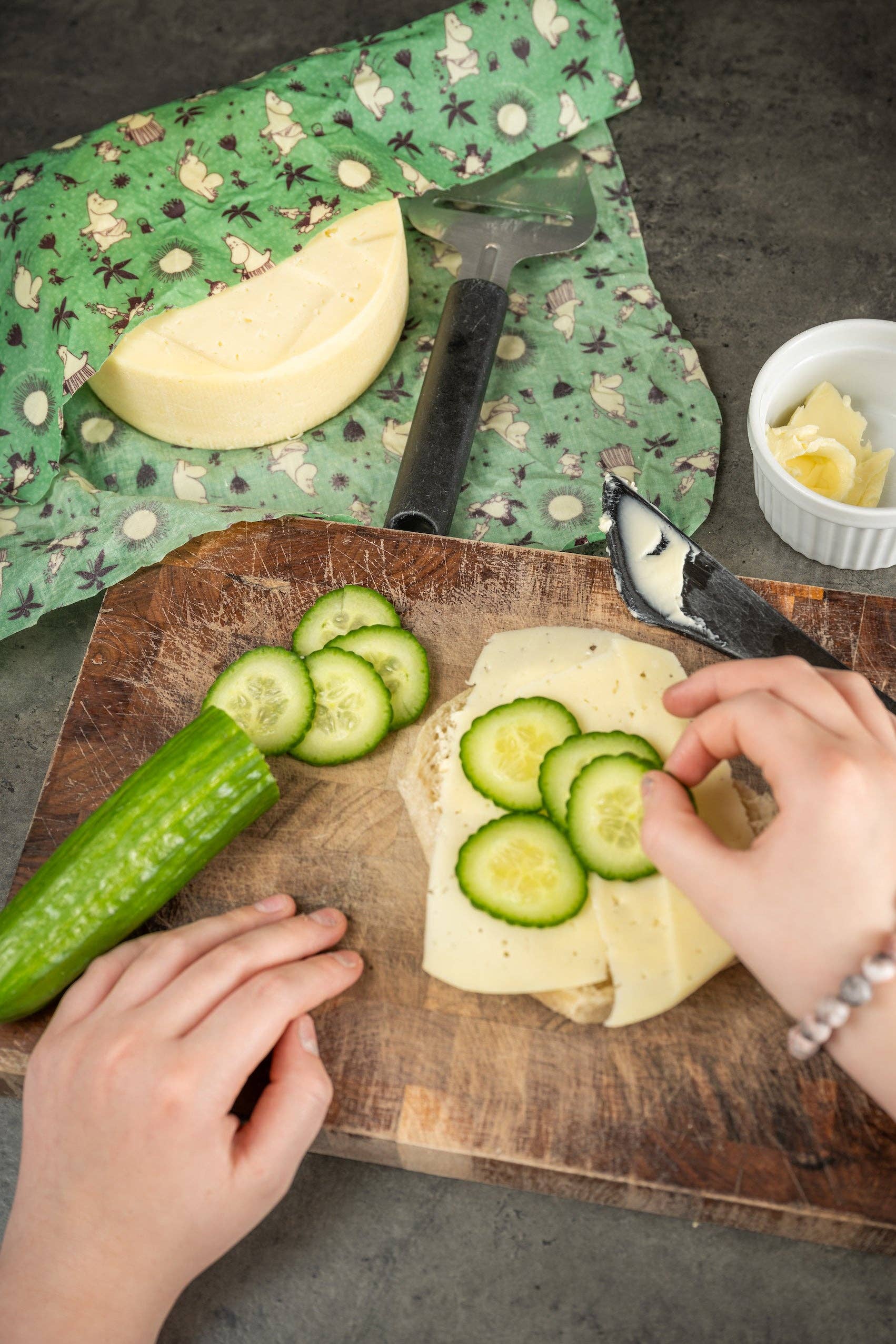 Moomin by G&L - Mehiläisvahakääre "Tending the Earth"