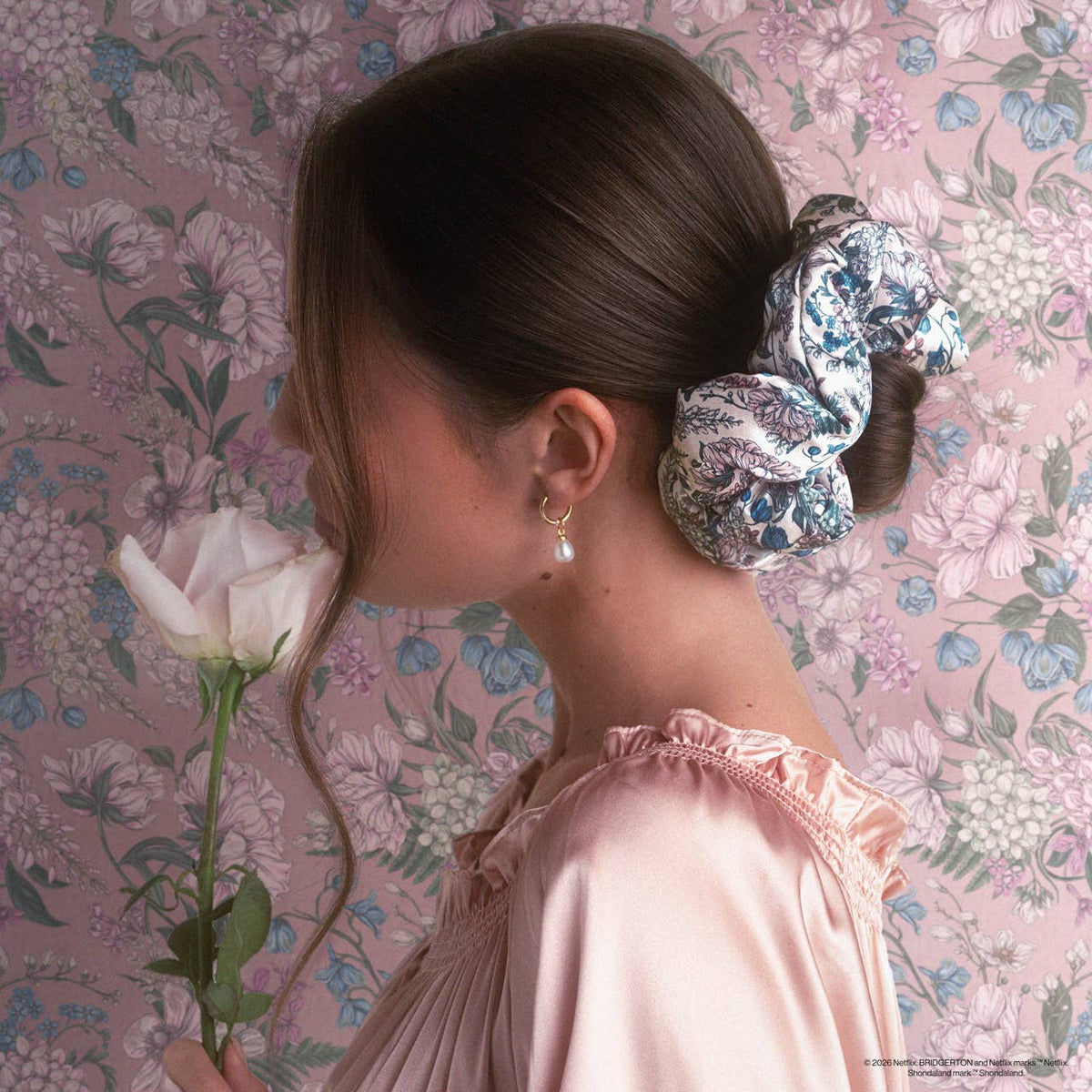 Bridgerton x Kitsch Satin Pillow Scrunchies® i Toile in Bloom
