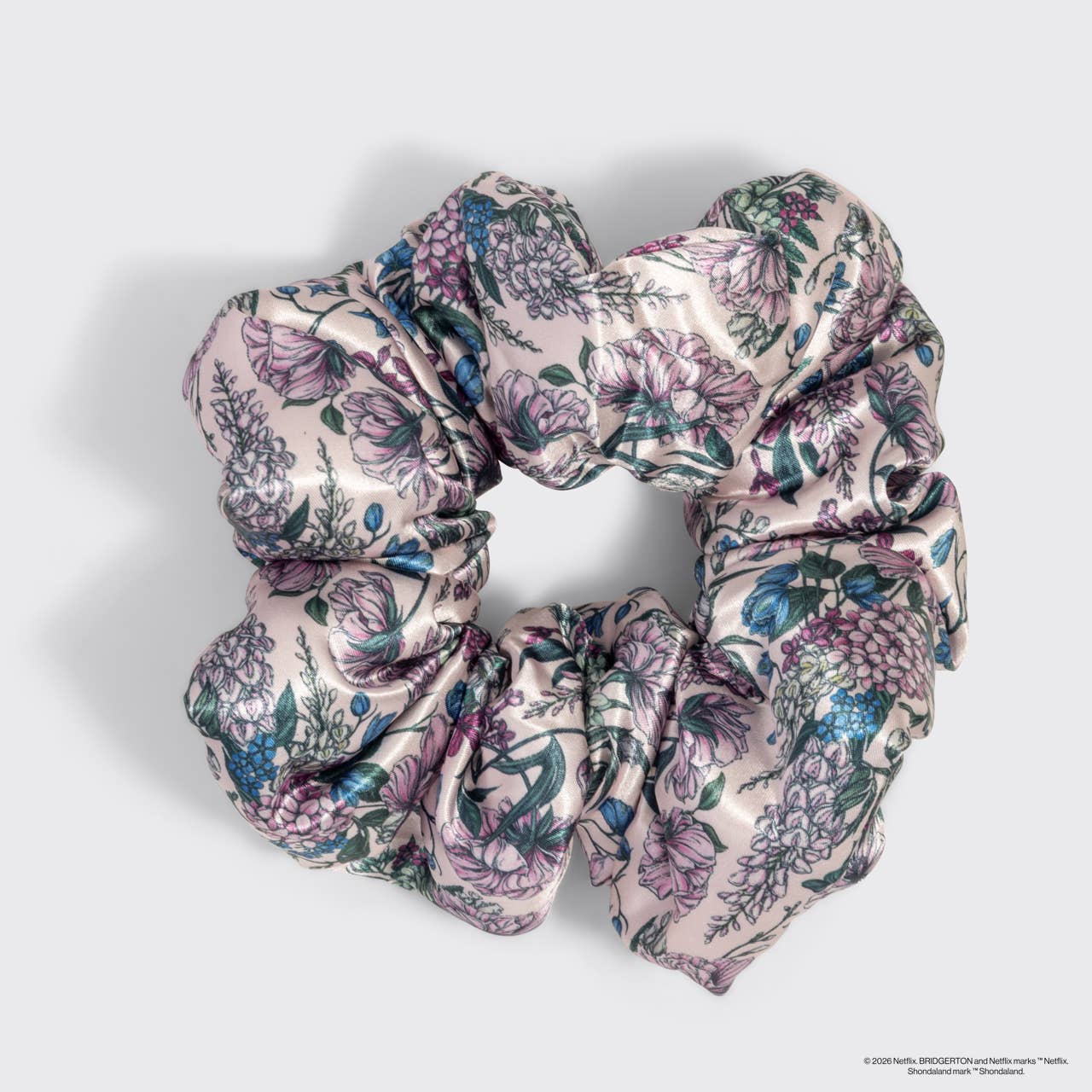 Bridgerton x Kitsch Satin Pillow Scrunchies® i Toile in Bloom