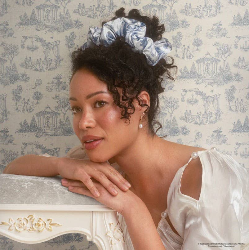 Bridgerton x Kitsch Satin Pillow Scrunchies® i Toile in Bloom
