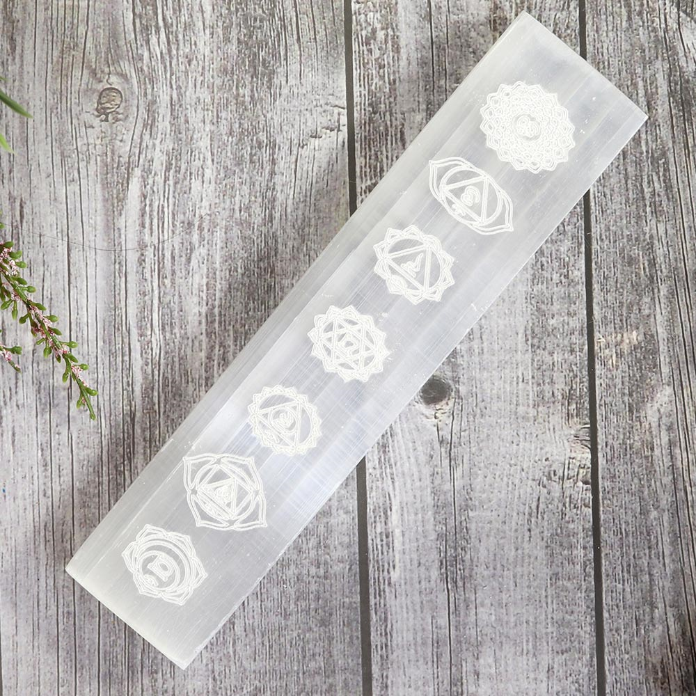 Selenit laddningsplatta med chakra-motiv