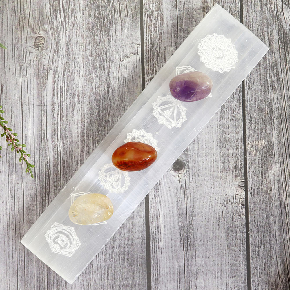 Selenit laddningsplatta med chakra-motiv