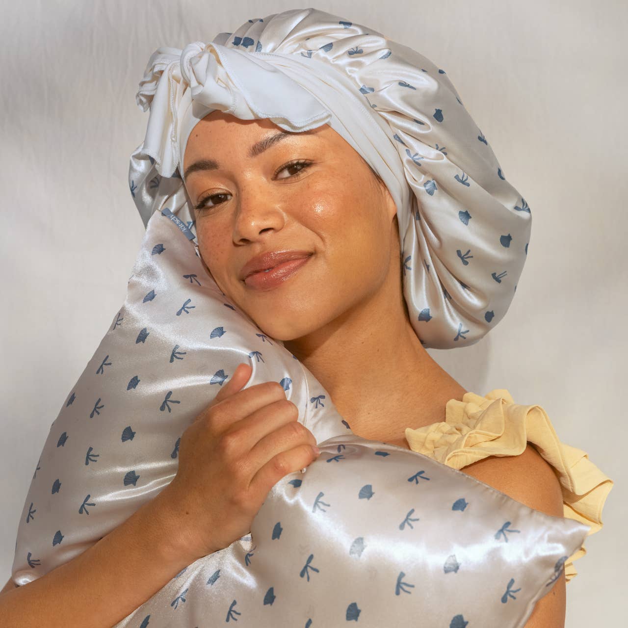 Oversized satinmössa - pärlemorvit och kustblå mönster