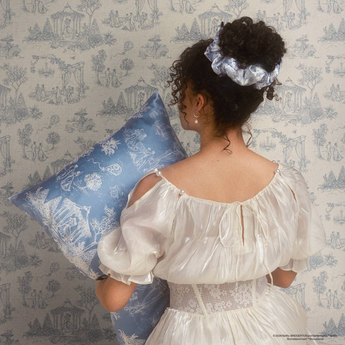 Bridgerton x Kitsch Satin Pillow Scrunchies® i Toile in Bloom