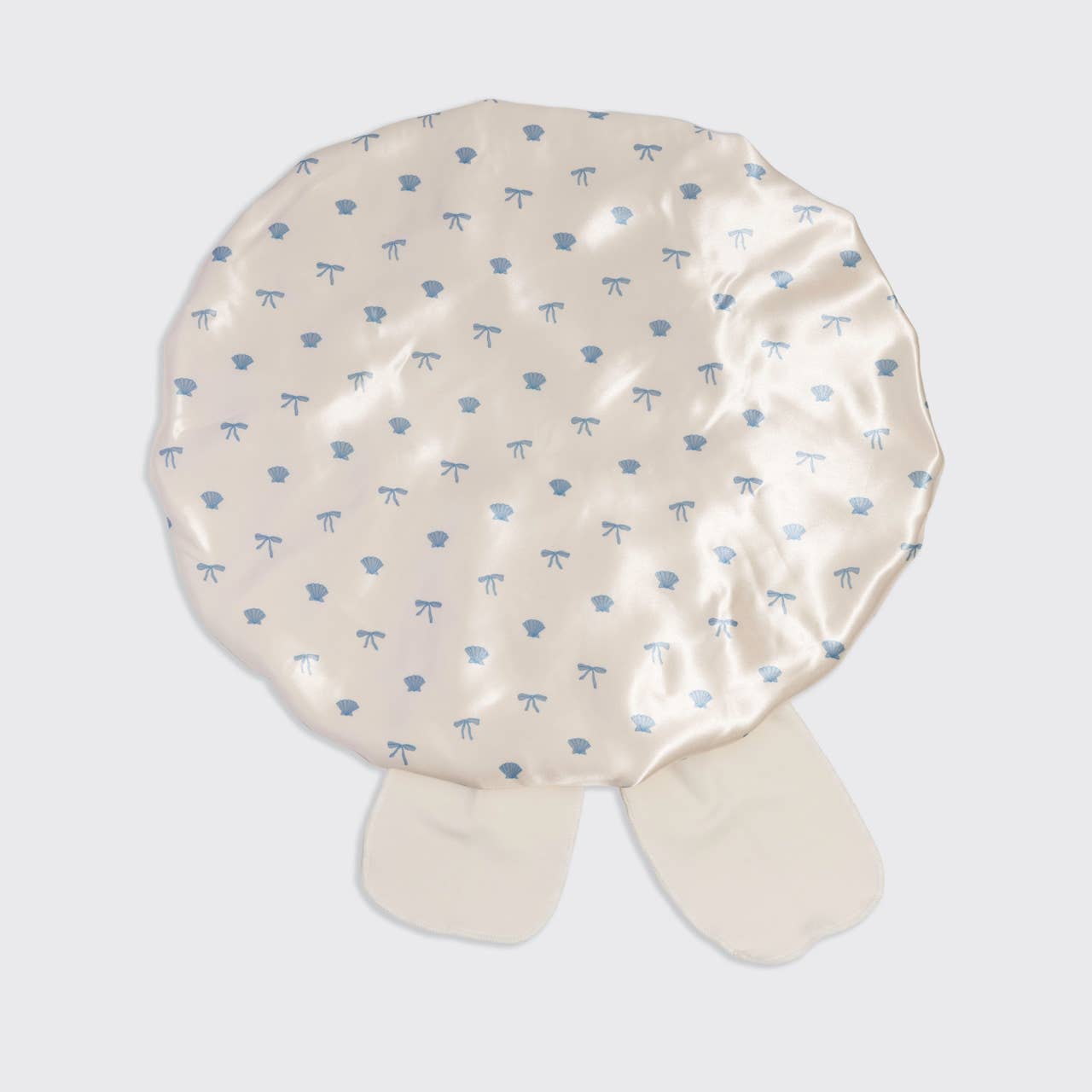 Oversized satinmössa - pärlemorvit och kustblå mönster